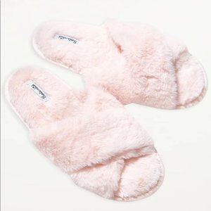 🆕 Faux Fur Pink Slippers